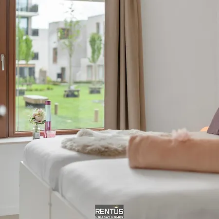 Sea En Rose - Family Near And Centre *